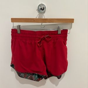 Lululemon ‘Choose a Side’ Reversible Mid-Rise short in size 6